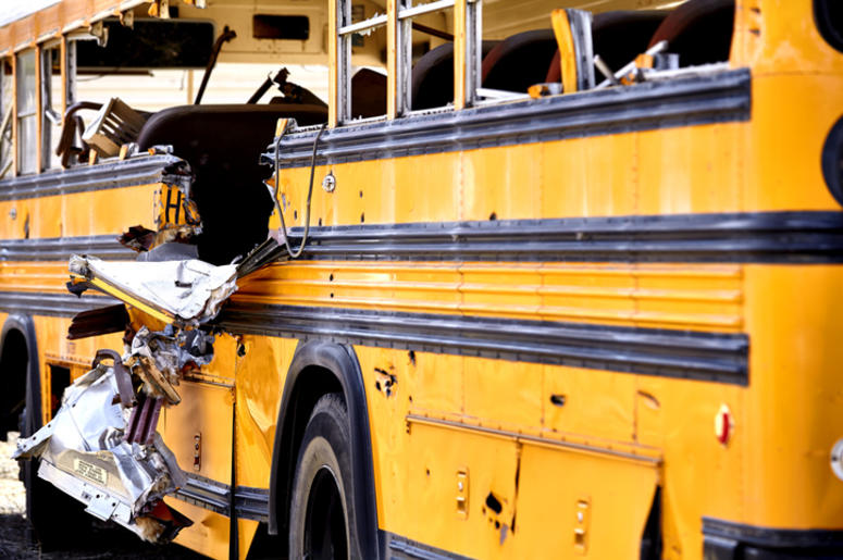 Autobús Escolar En Garland Es Chocado Por Camión De 18 Ruedas School Bus accident damage EMS Fire response