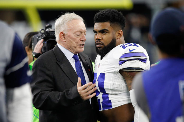 Jerry Jones Le Falta El Respeto A Ezekiel Elliott Dallas Cowboys owner Jerry Jones talks with Ezekiel Elliott #21 of the Dallas Cowboys before the NFC Divisional Playoff Game against the Green Bay Packers at AT&T Stadium on January 15, 2017 in Arlington, Texas.