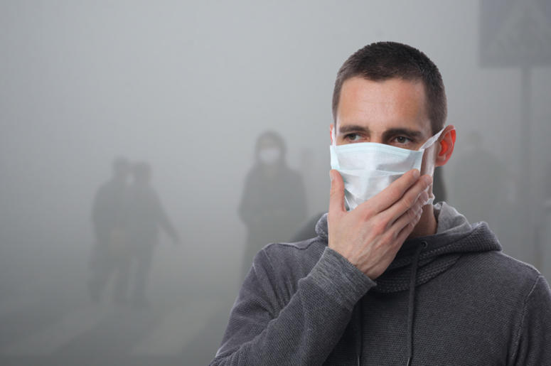 Asquerosa Capa De Smog Cubre La Ciudad De México Portrait of man wearing facial hygienic mask outdoors. Ecology, air pollution, Environmental awareness and virus protection concept