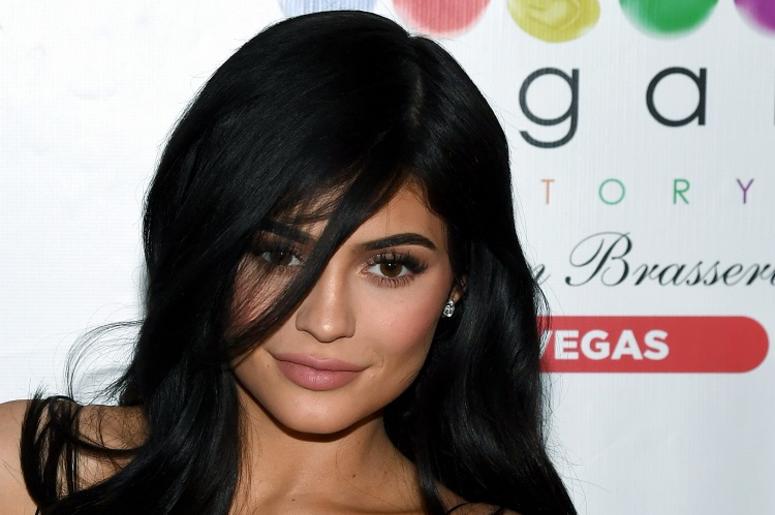 Kylie Jenner De Fiesta En La Alberca Television personality Kylie Jenner poses inside Sugar Factory American Brasserie at the Fashion Show mall on April 22, 2017 in Las Vegas, Nevada.