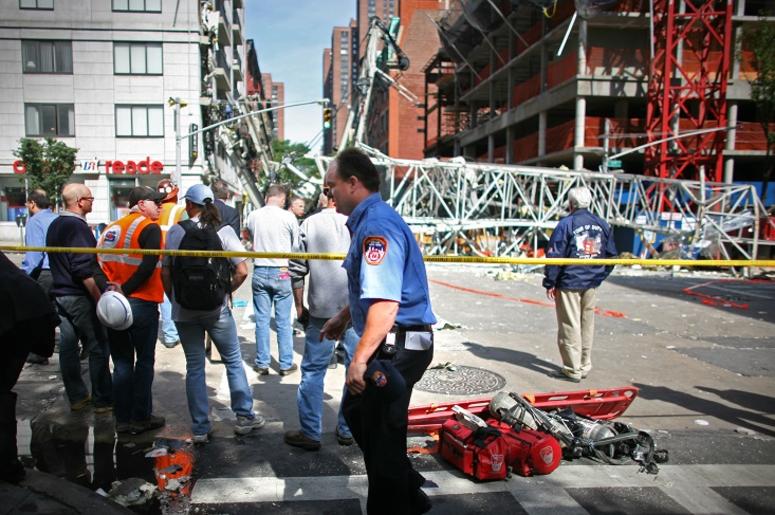 Grúa Se Colapsa Sobre Apartamentos En Dallas onstruction workers observe the scene of a crane collapse on Manhattan's Upper East Side at 91st Street and 1st Avenue May 30, 2008 in New York. The crane collapsed on top of an apartment building crashing into a penthouse apartment and falling to the gro