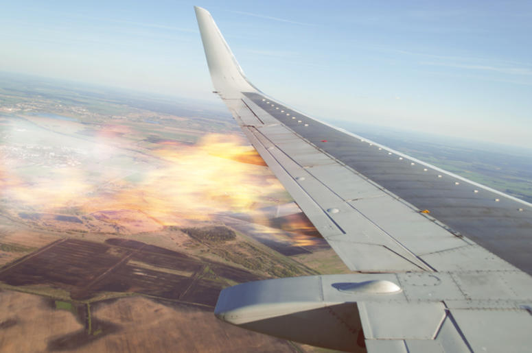 Terror En Vuelo De Delta Por Falla En Motor Burning wing of the plane, the plane falling, the view from the window of the aircraft, the emergency situation on Board a passenger liner