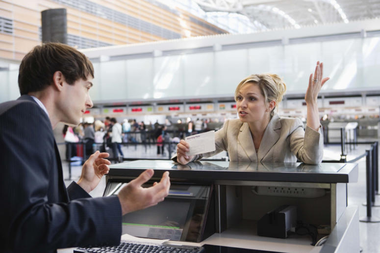 Mujer Llega Tarde A Su Vuelo Y Destroza Escritorio De Aerolínea Upset businesswoman checking in at airport ticket counter