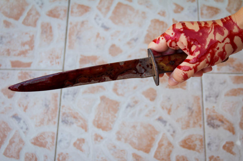 Lady Frijoles Podría Ser Deportada Por Acuchillar Una Mujer He's holding a bloody knife