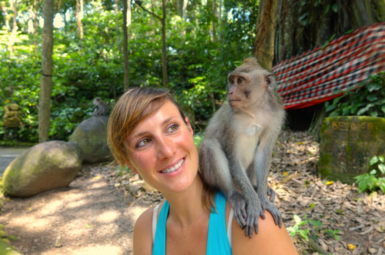 Mono Hace Que Turista Neozelandesa Enseñe La Boobie Young Caucasian traveler looking at little macaque on her shoulder. - stock photo