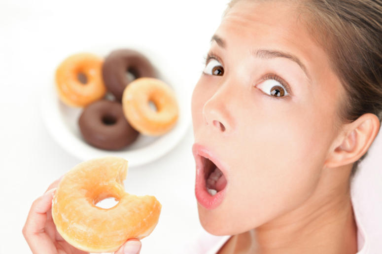 Cachan A Mujer De Fort Worth Robando Donas Y Sale Corriendo woman eating unhealthy food