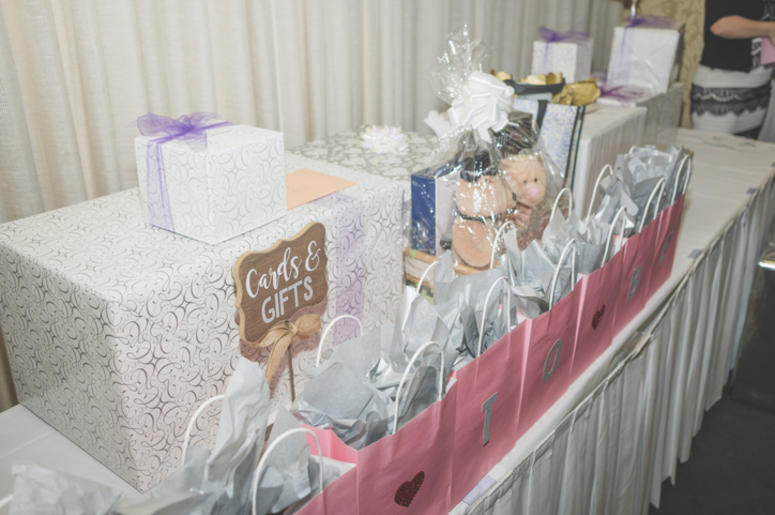 Mujer Texana Que Se Colaba A Bodas Para Robarse Regalos, Es Buscada Por La Policía Table of Bridal Shower Gifts