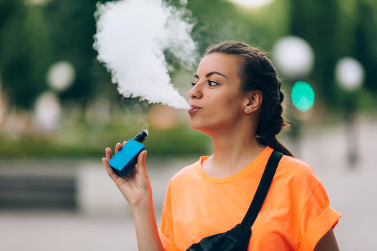 Adolescentes De Dallas Podrían Morir Por Vapear Pretty young girl vape popular ecig gadget,vaping device.Happy brunette vaper girl with e-cig.Portrait of smoker female model with electronic cigarette vaporizer.Ejuice vaping with fruit flavor liquid