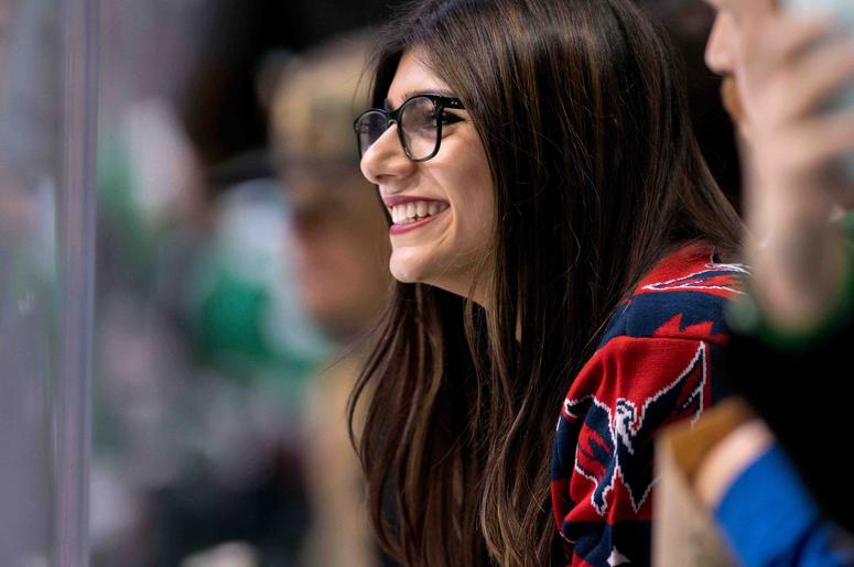 Se Le Reventó Un Implante A Mia Khalifa En Juego De Hockey NHL: Washington Capitals at Dallas Stars