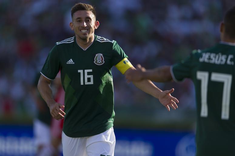 Héctor Herrera Se Burla de El Mismo En Frente De La Afición Del Porto Soccer: Mexico vs Wales