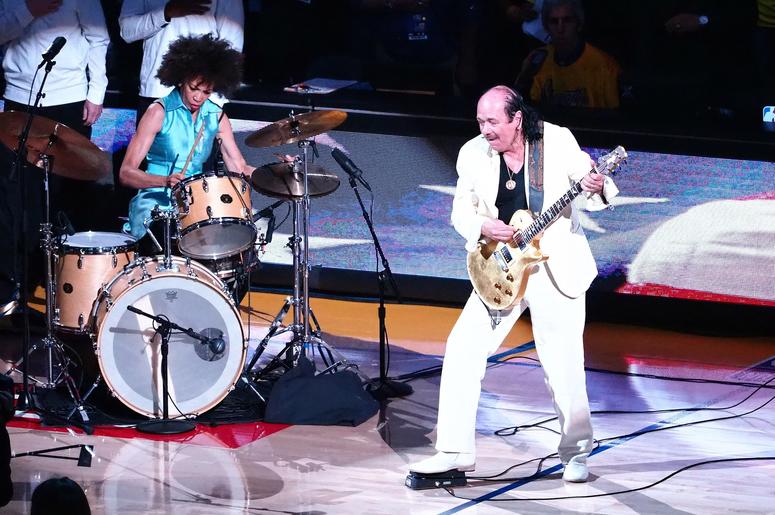 Carlos Santana Interpreta El Himno De Estados Unidos En Las Finales De La NBA NBA: Finals-Cleveland Cavaliers at Golden State Warriors