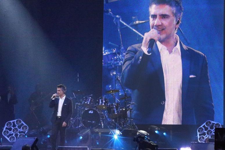 Alejandro Fernández Se Toca Mucho La Nariz En Concierto Y La Gente Piensa Mal Latin superstar Alejandro Fernandez performs Saturday night in the Don Haskins Center. Fernandez, son of famed Ranchero singer Vicente Fernandez, has sold more than 30 million albums worldwide.
