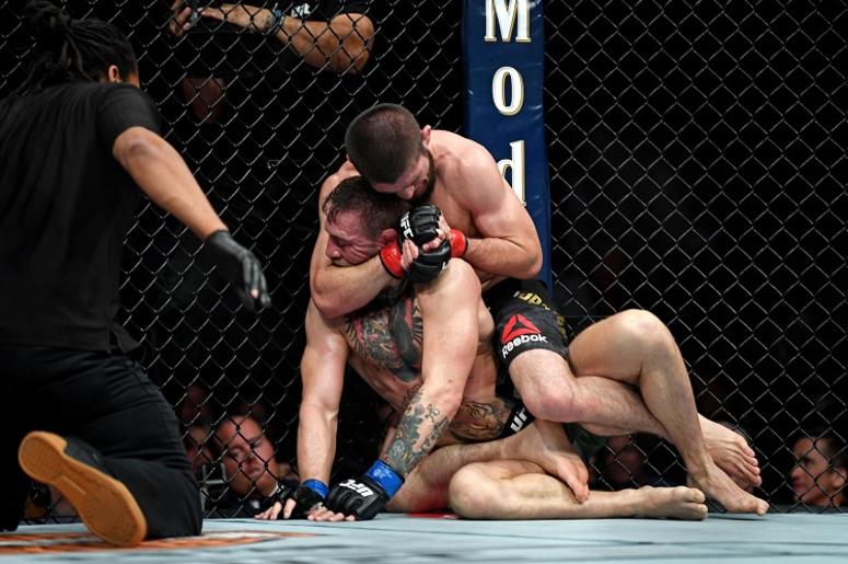 Khabib Madrea A McGregor Y Después Arma Madriza Campal Contra Publico De La UFC Khabib Nurmagomedov (red gloves) fights Conor McGregor (blue gloves) during UFC 229 at T-Mobile Arena.