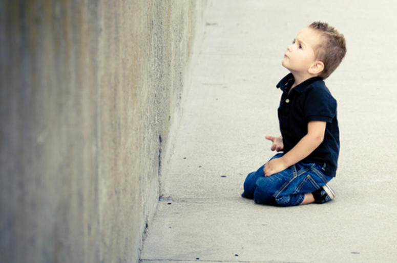 niño abandonado niño abandonado