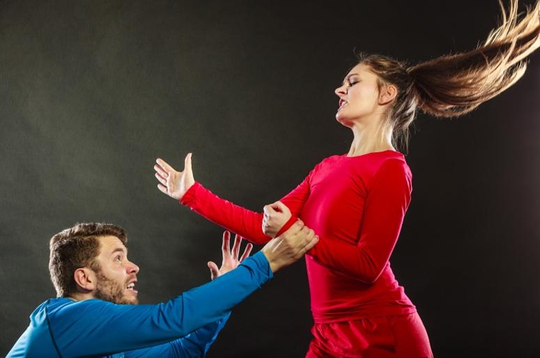 #LadyDepartamentos Cachetea A Hombre Discapacitado Y Se Vuelve Viral Woman wife abusing scared man husband. Violence. Problem, slapping.