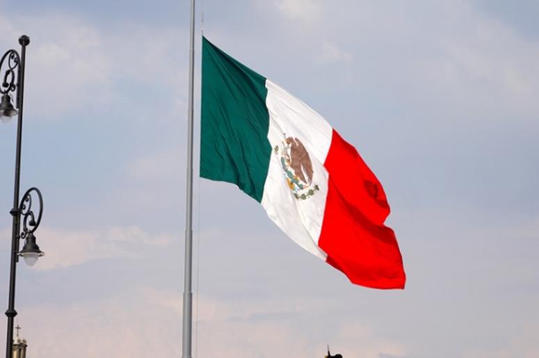 17 Años Tiene La Mexicana Superdotada Que Estudiara En Harvard Waving mexican flag at the center of the country in the mexico city main plaza, green white and red flag hanging in a metallic post, waving with the wind