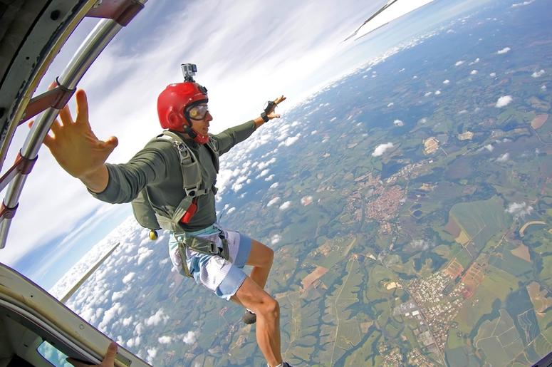 Paracaidista Salta Desde Un Avión Sin Paracaídas A 25,000 Pies De Altura Y Vive Para Contarlo Brave Parachutist with red helmet jump out of the plane