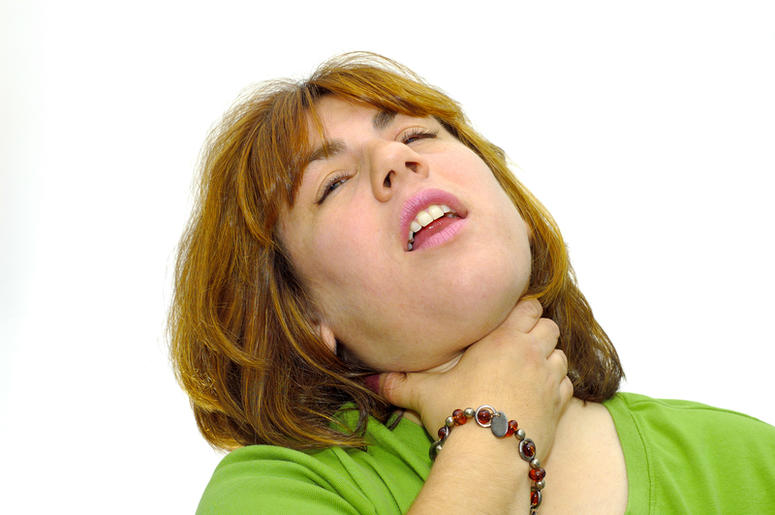 Mujer De Fort Worth Demanda Olive Garden Por Champiñones Rellenos Woman Choking herself.