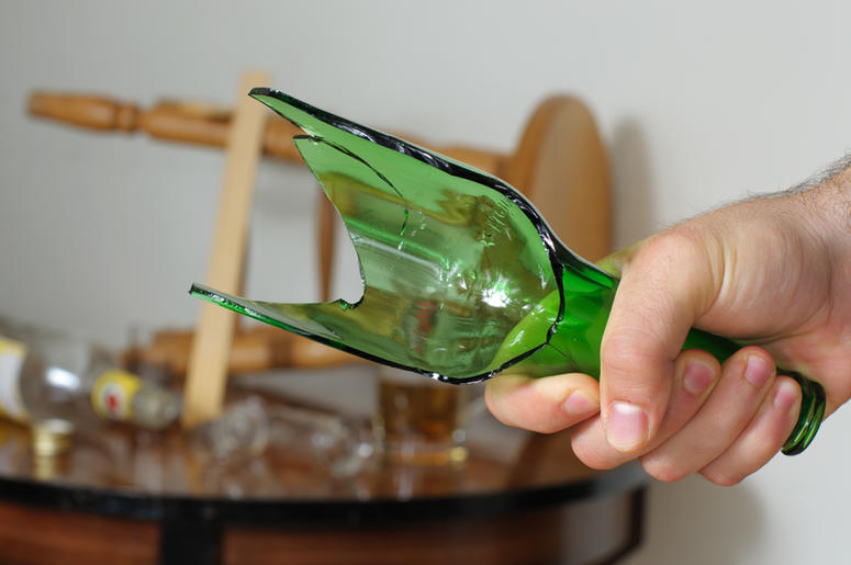 Mexicanos Borrachos Se Pelean En Restaurant De Rusia A broken bottle used as a lethal weapon in a bar fight.