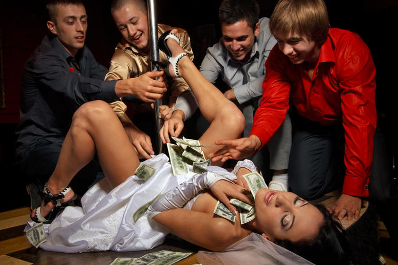 Demandan A Strip Club De Fort Worth Por Drogar, Golpear Y Robar A Sus Clientes Stag party. People, celebrating.