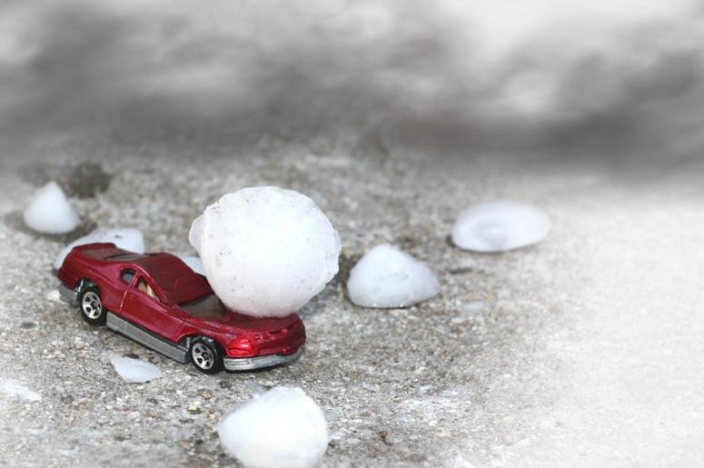 Destrozos En El Metroplex Por Granizo Del Tamaño De Pelotas De Béisbol. A rd car damaged by large hail