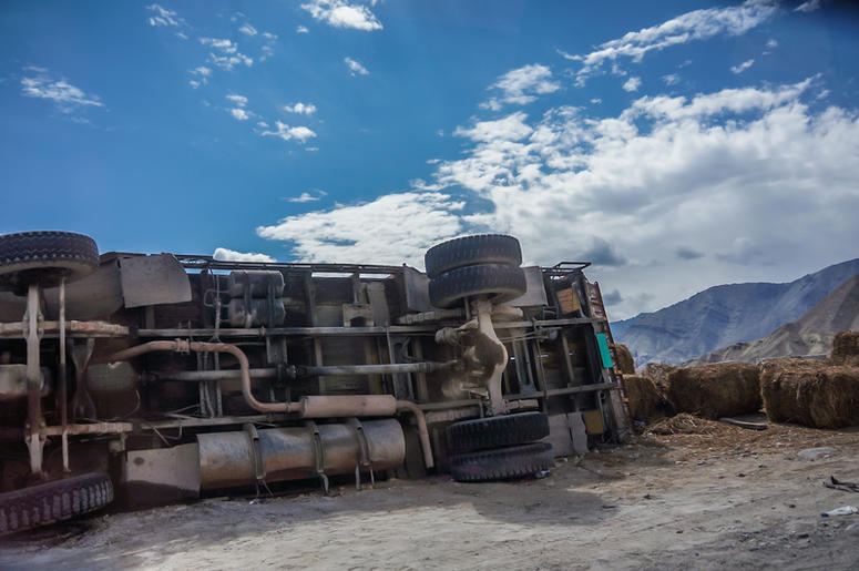 Volcadura De Camión En San Cristóbal De Las Casas Deja 25 Migrantes Muertos Y 30 Lesionados Truck crashed on high mountain road.