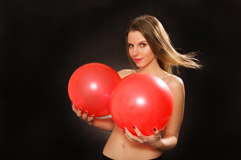 Sabrina Sabrok Recibe Donaciones Para Bubis Más Grandes Topless girl playing