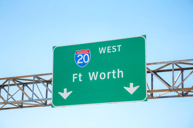 Conductores De Fort Worth Y Arlington Pasan Días Atorados En El Trafico Road sign with the direction to Fort Worth