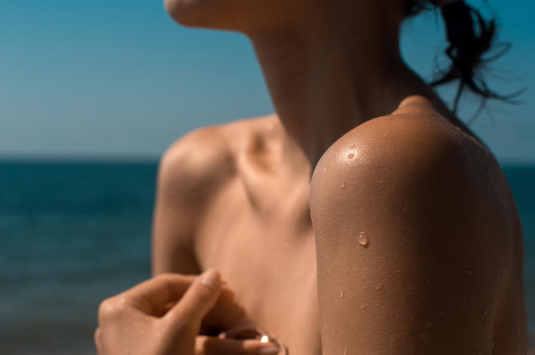 Hija De Alec Baldwin y Kim Basinger Calienta El Instagram Con Desnudo Close up texture of the wet shoulder of a young woman showing skin detail and the way the water condenses