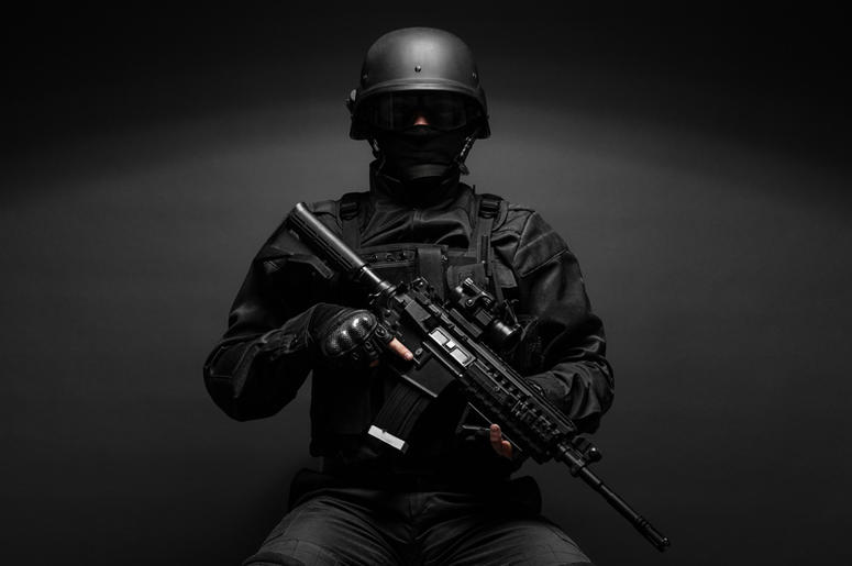 Con Metralleta y todo, Policía Regio Hace El Chona Challenge Police officer with weapons
