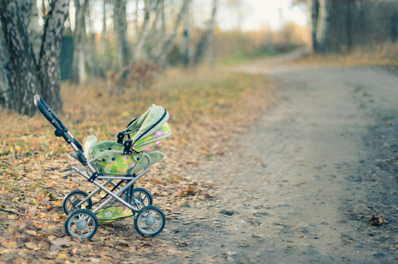 Bebé Es Hallado Abandonado Junto A Basurero En Apartamentos De Dallas Empty baby stroller left in a park on a autumn day