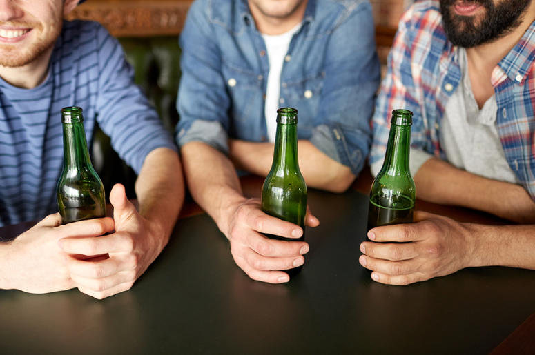 ¡Cerveza Gratis Si Gana El Cruz Azul! Happy male friends drinking beer at bar or pub