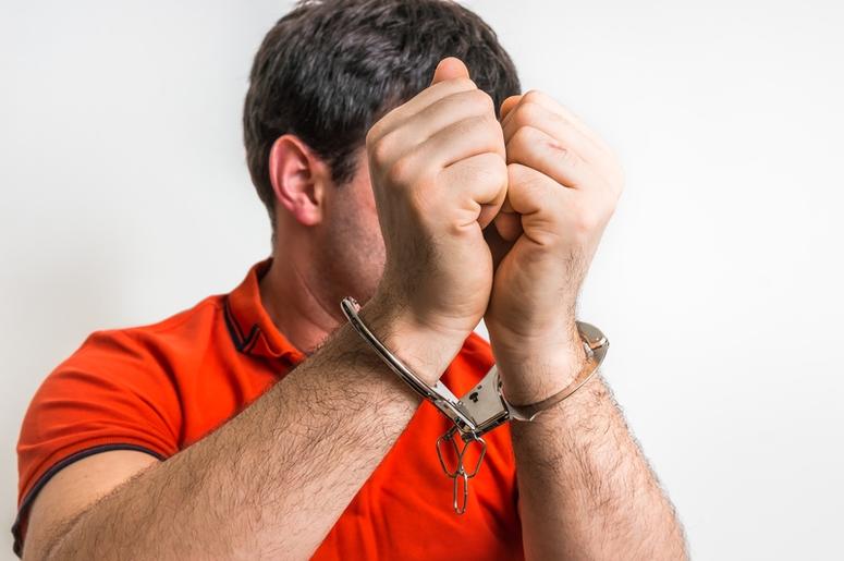 Hombre De Hurst Que Tomo Videos De Mujeres Desvistiéndose Fue Detenido Arrested man in handcuffs hidden his face
