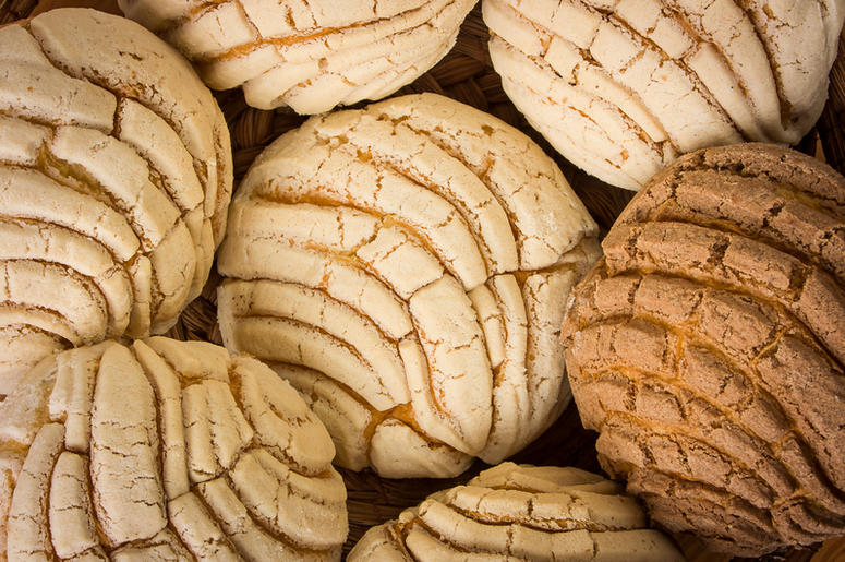 Panaderos De Querétaro Inventan La Manteconcha Mexican Conchas sweet bread. Dinner, food.