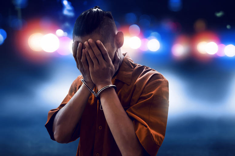 Finge Arresto En Gasolinera De Sinaloa, Para Pedir Matrimonio A Su Novia Arrested man in handcuffs.
