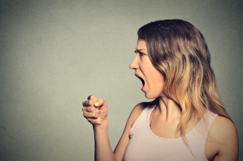 Mujer enojada en el gym Mujer enojada en el gym
