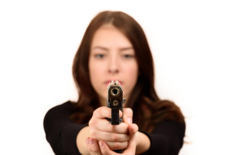 UNA MAMÁ DE DALLAS LE DISPARA A UN HOMBRE EN LA CARA PARA SALVAR A SUS HIJOS. UNA MAMÁ DE DALLAS LE DISPARA A UN HOMBRE EN LA CARA PARA SALVAR A SUS HIJOS.