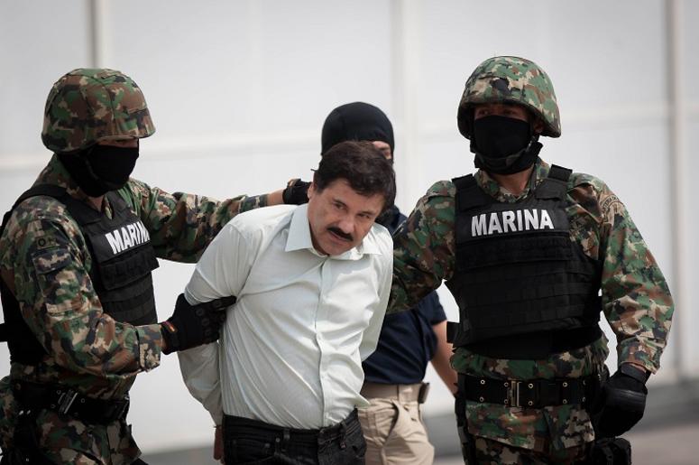 El Chapo Tenia Varias Esposas, Ranchos, Yates Y Hasta Un Zoológico Entre Sus Lujos Mexican Navy soldiers guard Joaquin Guzman Loera (C), alias "El Chapo" Guzman, leader of the Sinaloa Cartel, during his presentation to members of the press, at the Mexican Navy hangar in Mexico City, capital of México, on Feb. 22, 2014. The head of Mexic