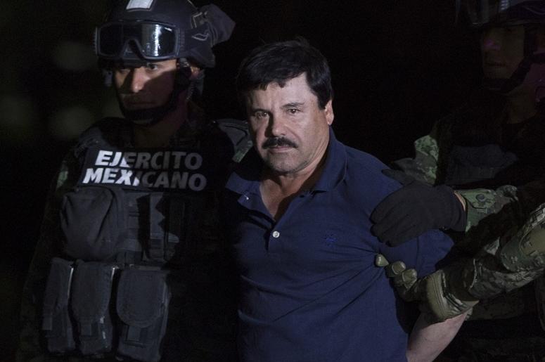 Desde La Cárcel El Chapo Guzmán Ayudo A Comunidad En Sinaloa MEXICO CITY, Jan. 9, 2016 (Xinhua) -- Soldiers escort Joaquin Guzman Loera, alias "El Chapo", upon his arrival to the hangar of the Attorney General's Office, in Mexico City, capital of Mexico, on Jan. 8, 2016. After an early morning raid in northwestern