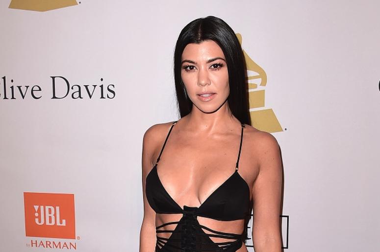 Kourtney Kardashian Con Un Top Blanco Transparente Y Sin Brasier BEVERLY HILLS - FEBRUARY 11: Kourtney Kardashian at the 2017 Clive Davis Pre-Grammy Gala at the Beverly Hilton Hotel on February 11, 2017 in Beverly Hills, California. (Photo by Scott Kirkland/PictureGroup) *** Please Use Credit from Credit Field ***