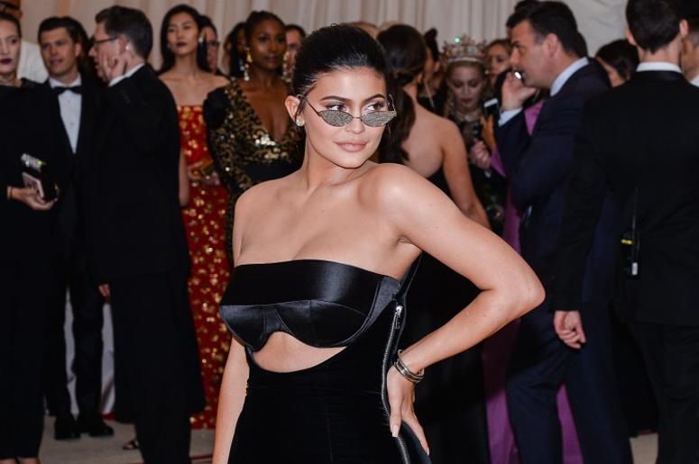 Kylie Jenner Deja Ver Su Ropa Interior Con Vestido Blanco Transparente Kylie Jenner walking the red carpet at The Metropolitan Museum of Art Costume Institute Benefit celebrating the opening of Heavenly Bodies : Fashion and the Catholic Imagination held at The Metropolitan Museum of Art in New York, NY, on May 7, 2018.