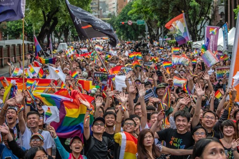 Taiwan legalizes gay marriage
