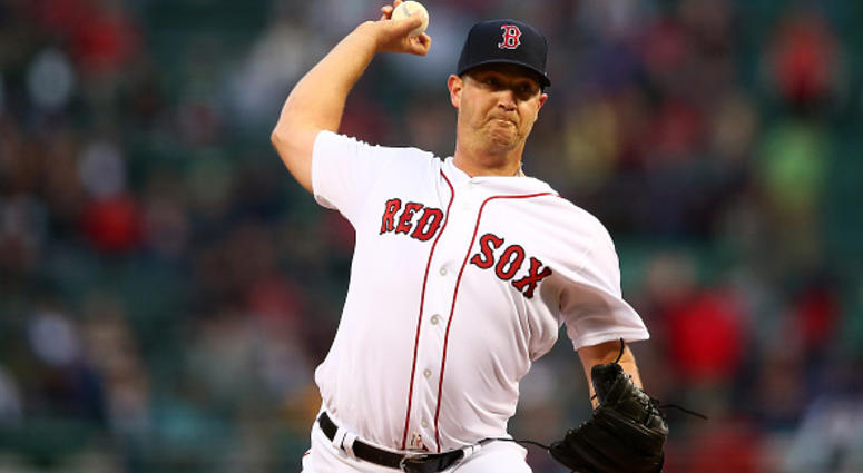 Steven Wright of the Boston Red Sox pitches in the first inning of a game against the Baltimore Orioles at Fenway Park on April 12, 2017 in Boston, Massachusetts. (Adam Glanzman/Getty Images) Steven Wright of the Boston Red Sox