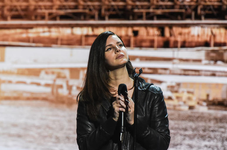 The singer Lana Del Rey performs during an Apple launch event at the Brooklyn Academy of Music on October 30, 2018 in the Brooklyn borough of New York City. Apple debuted a new MacBook Pro, Mac Mini and iPad Pro The singer Lana Del Rey performs during an Apple launch event at the Brooklyn Academy of Music on October 30, 2018 in the Brooklyn borough of New York City. Apple debuted a new MacBook Pro, Mac Mini and iPad Pro