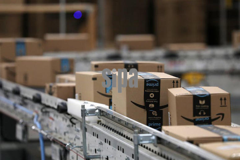 Amazon, Packages, Conveyor Belt, Warehouse Amazon, Packages, Conveyor Belt, Warehouse