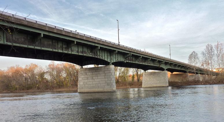 Scudder Falls Bridge as seen from the Pennsylvania side. Scudder Falls Bridge as seen from the Pennsylvania side.