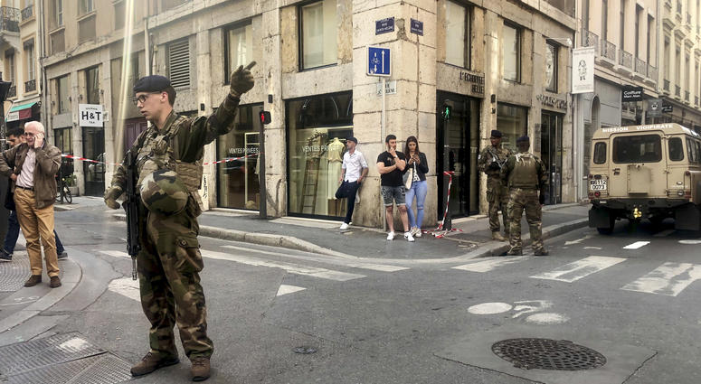 Soldiers of French anti terrorist plan "Vigipirate Mission", secure the area, near the site of a suspected bomb attack in central Lyon, Friday May, 24, 2019. Soldiers of French anti terrorist plan "Vigipirate Mission"