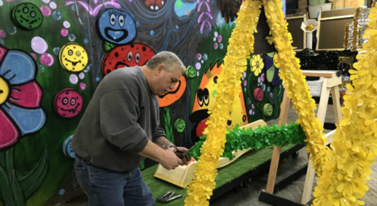 Bobby Tarma with the Murray Comic Club works on rolling swing set. Mummers / Murray Comic Club