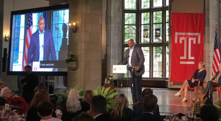 Charles Barkley accepts the 2018 Lew Klein Excellence in the Media Award at Temple University. Charles Barkley