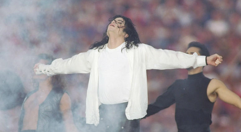 Entertainer Michael Jackson sings at half-time during the Super Bowl X XVII game between the Buffalo Bills and the Dallas Cowboys at the Rose Bowl in Pasadena, California. Entertainer Michael Jackson sings at half-time during the Super Bowl X XVII game between the Buffalo Bills and the Dallas Cowboys at the Rose Bowl in Pasadena, California.